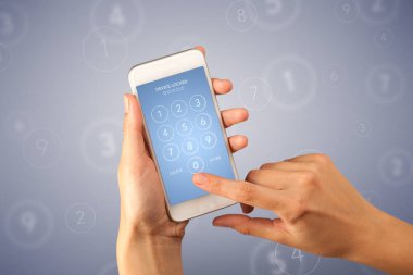 Akıllı telefon tutan bir kadın.