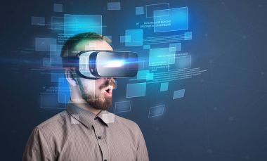 İşadamı ile sanal gerçeklik koruyucu gözlük