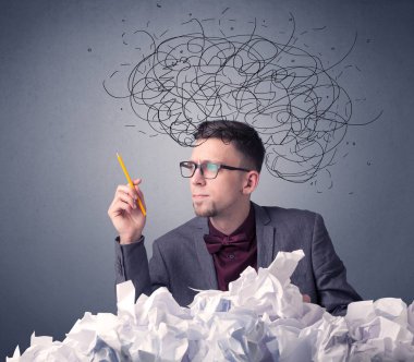 İşadamı buruşuk kağıt üzerinde