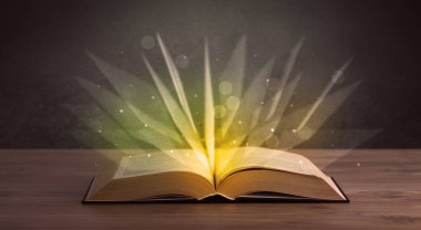 Kitap üzerinde sarı ışık 