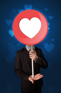 Kalp işareti tutan işadamı 