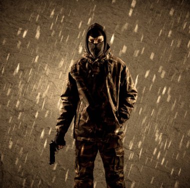 Tehlikeli ağır silahlı terörist asker grungy ra maske ile