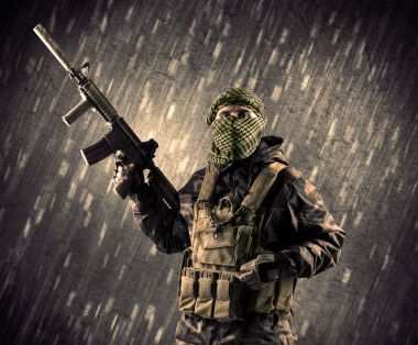 Yağmurlu arka plan üzerinde Maskeli silahlı terörist adam