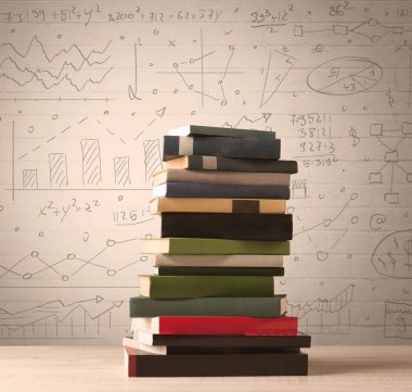 Karalama stilinde yazılmış matematik formülleri olan bir yığın kitap.