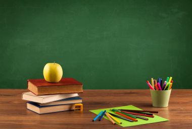 Okul öğeleri boş karatahta ile masada