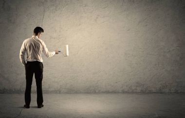 Boş duvarda duran tekerlekli patenci.