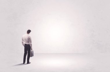 Saf hiçliğin içinde duran bir finans işçisi