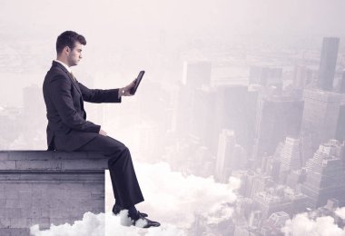 Satış elemanı şehrin sınırında oturuyor.