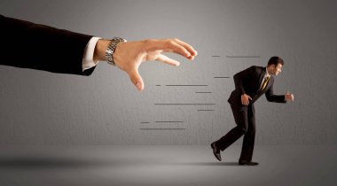 İş adamı büyük bir elden kaçıyor.