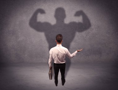 Güçlü gölgesi olan başarılı bir iş adamı.