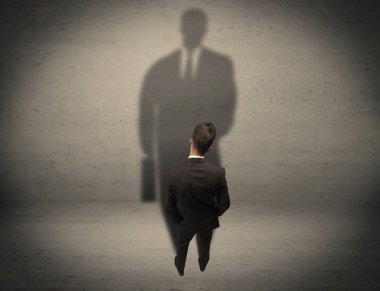İş adamı büyük gölge kavramına bakıyor