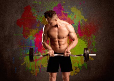 Renkli duvarı ve kilosu olan güçlü bir adam.