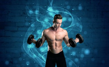 Çekici güçlü fitness adamı ağırlık kaldırıyor.