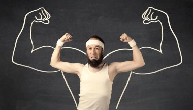 Çekici kasları olan zayıf genç bir adam.