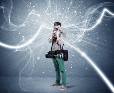 Dinamik çizgileri olan profesyonel fotoğrafçı.