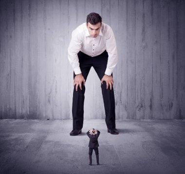 Büyük patron küçük iş adamına lokma atıyor.