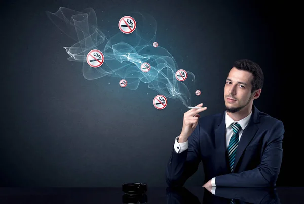 Empresario fumando en una habitación oscura — Foto de Stock