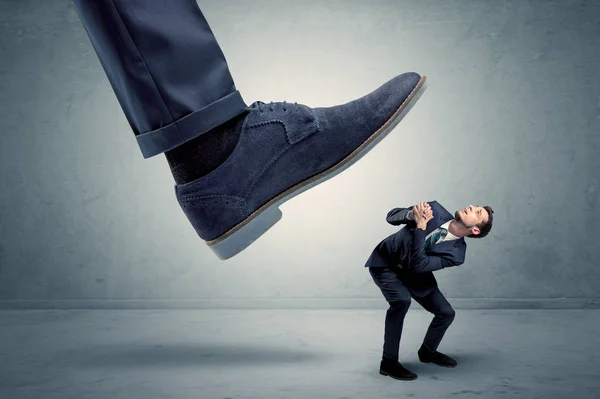 Empleado siendo pisoteado por gran zapato — Foto de Stock