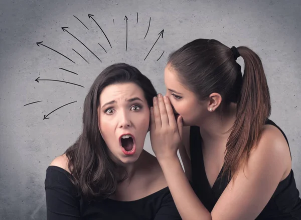 Menina dizendo coisas secretas para sua namorada — Fotografia de Stock