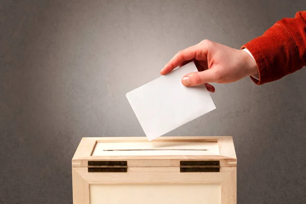 Caixa de cédula com voto de pessoa — Fotografia de Stock