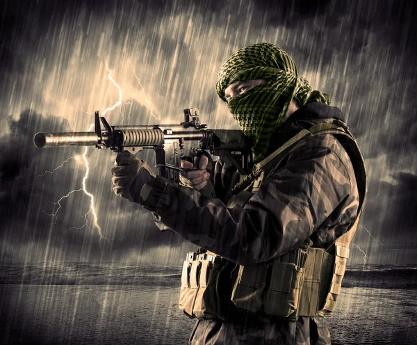 Peligroso terrorista armado con máscara y arma en una tormenta eléctrica wi — Foto de Stock