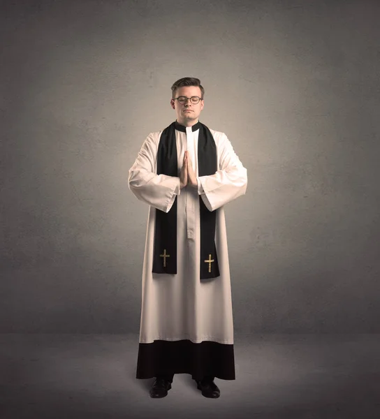 彼の祝福を与えるの若い司祭 — ストック写真
