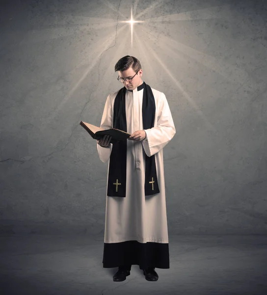 Молодой священник, дающий свое благословение — стоковое фото