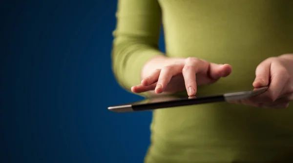 Zamknij ręczne trzymanie cyfrowego tabletu dotykowego — Zdjęcie stockowe