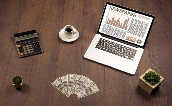 Zakelijke laptop met beurs verslag op houten bureau — Stockfoto
