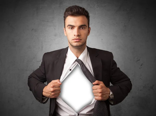 Empresário arrancando sua camisa com copyspace branco no peito — Fotografia de Stock