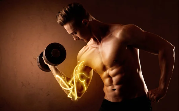 Pembangun tubuh otot mengangkat berat badan dengan lampu energi pada bisep — Stok Foto