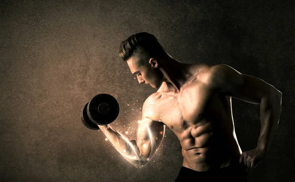 Vücut geliştirici enerji dolu beyaz çizgiler konseptiyle ağırlık kaldırıyor