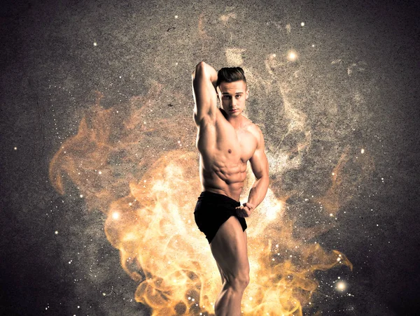 Gezonde hete man toont spieren met vuur — Stockfoto