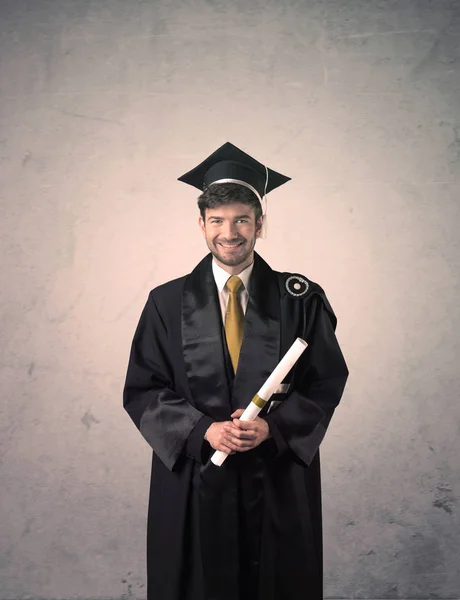 Portrét mladého postgraduálního studenta na špinavém pozadí — Stock fotografie