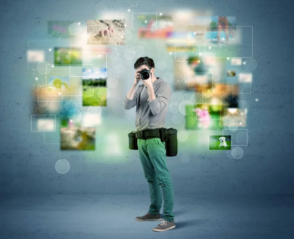 Fotograaf met beelden uit het verleden — Stockfoto