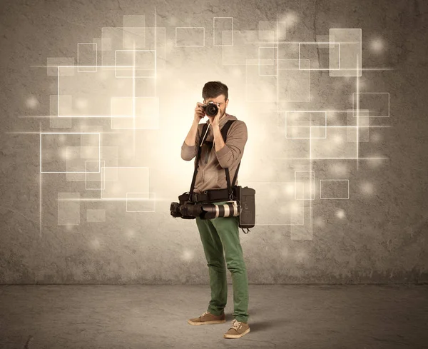 Mannelijke holdig professionele camera met lens — Stockfoto