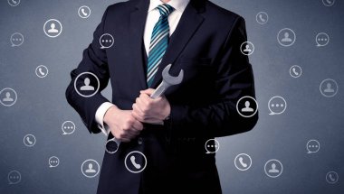 Yakışıklı adam elindeki aracıyla ayakta