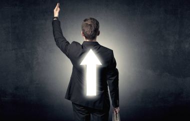 Genç işadamı ile ok sırtında duran