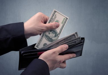 Takım elbise elinde Doları cüzdanından dışarı alır