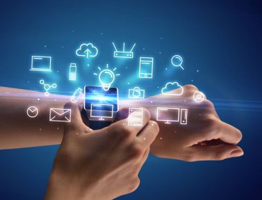 Smartwatch Multimedya sembolleri ile giyen el