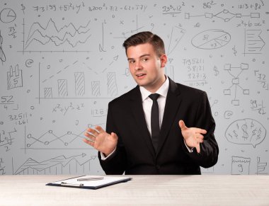 Masada oturan bir iş adamı.