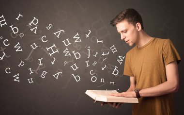 Genç adam kitap harfleri ile