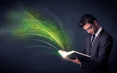 Genç adam dalga ile kitap