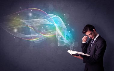 Genç adam kitap dalgalar ile