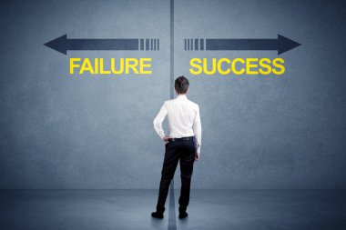 Başarı ve başarısızlık ok conce önünde duran işadamı
