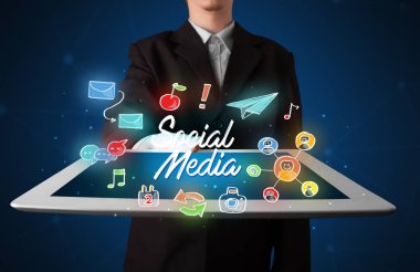 İşadamı holding tablet ile sosyal medya grafik