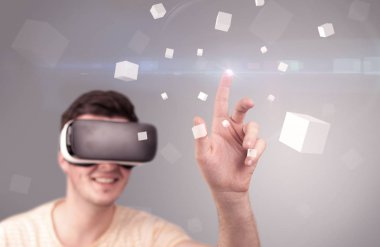 Adam sanal gerçeklik gözlüğü takıyor.