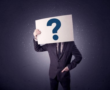 soru işareti olan kağıt tutan işadamı