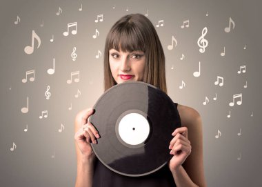 Vinil kaydı tutan kadın