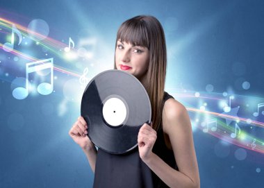 Vinil kaydı tutan kadın